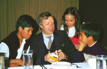 Peter Huebner mit peruanischen Kindern