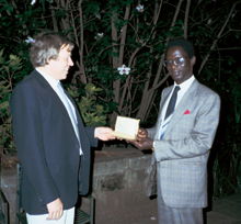 Peter Huebner zusammen mit Prof. Dr. Omondi, dem Direktor der Musikkommission des kenianischen Präsidenten